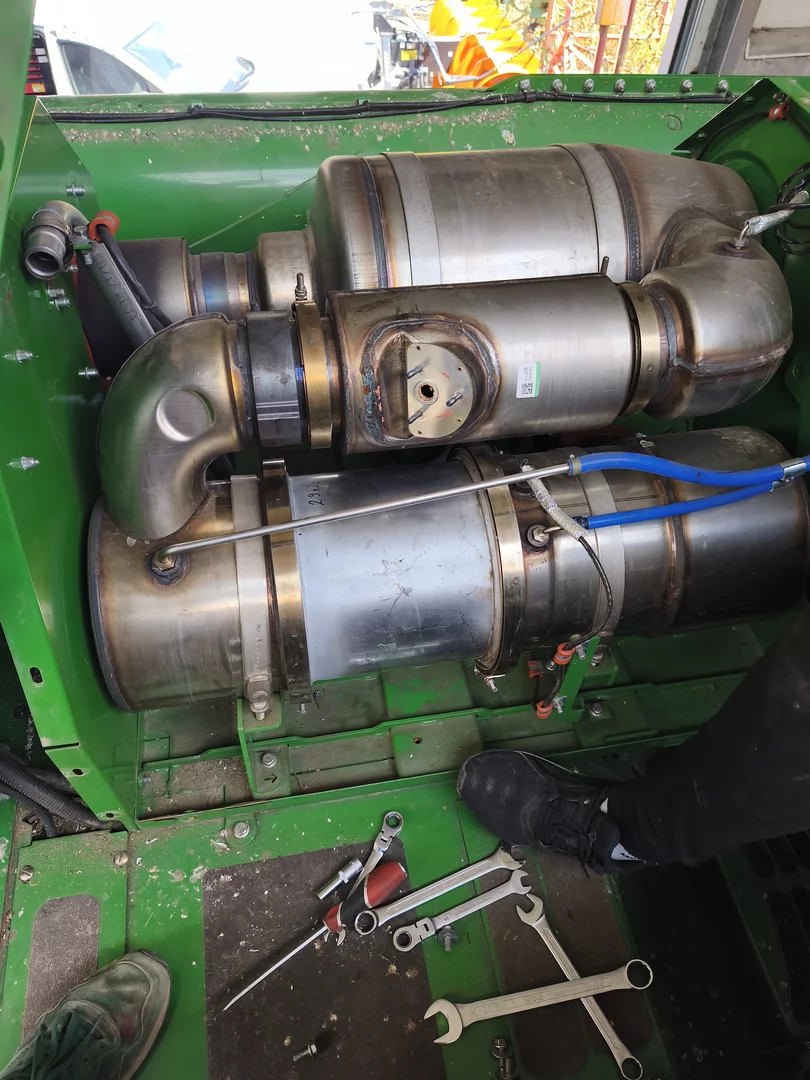 2. JOHN DEERE COMBINE W540 6.8L