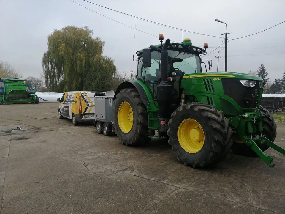 John Deere Tractor 6R Series 6215R 6.8L I6